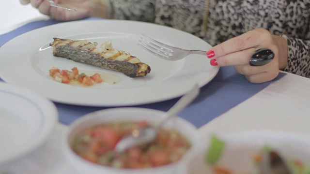 食物鱼餐馆视频素材