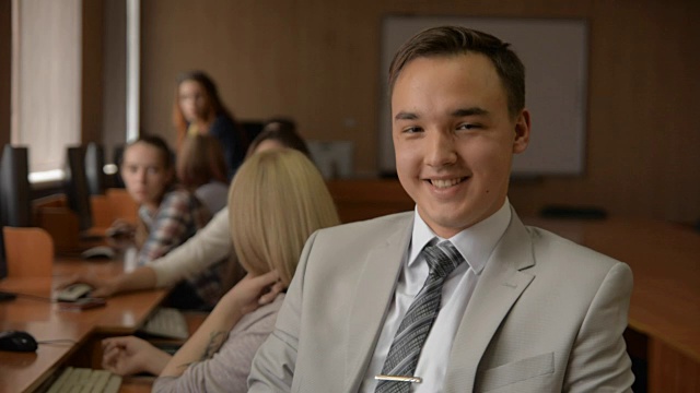 一个穿着西装打着领带微笑的年轻人的肖像。视频素材
