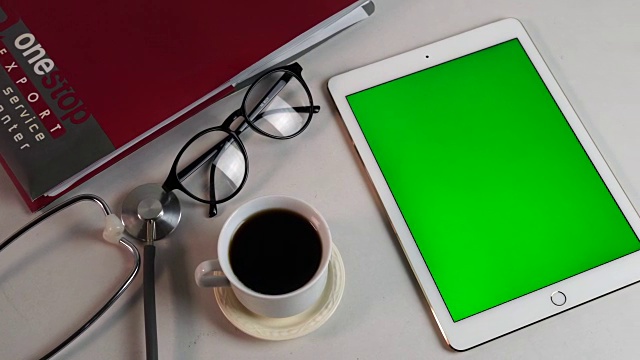 平移镜头:使用数码平板，绿色屏幕视频素材