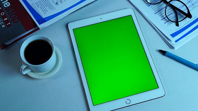 WS:使用数字平板电脑，绿色屏幕视频素材