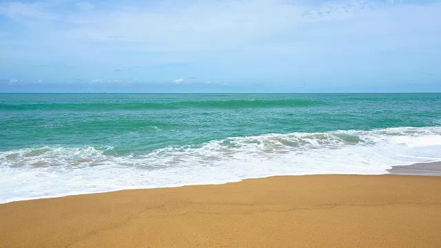 热带安达曼海景风景巴东海滩泰国普吉岛与海浪冲击沙滩视频素材