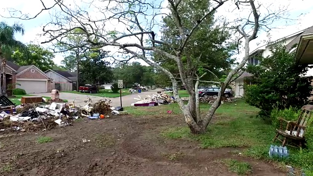 休斯顿房屋外的垃圾和碎片视频素材
