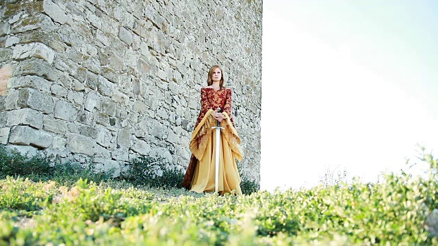 穿着中世纪服装手持剑的年轻女子视频素材