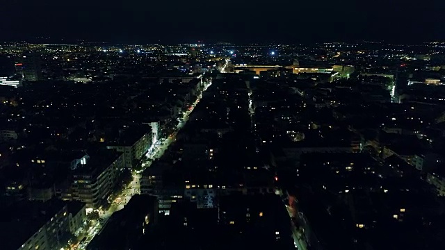 夜间，一架无人机在保加利亚首都索非亚上空飞过视频下载