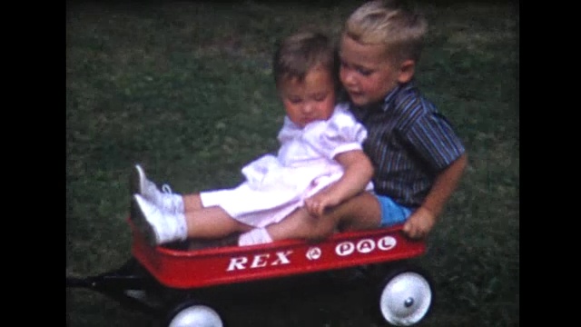 1958年，兄妹俩被拉在红色的马车里视频素材