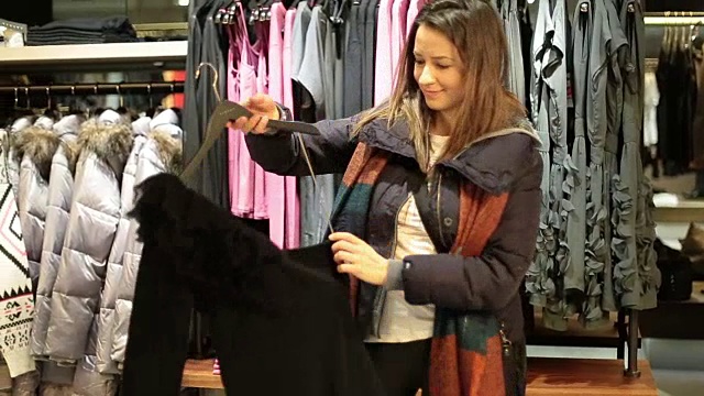 在百货商店买衣服的女人视频下载