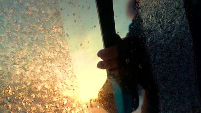 慢镜头宏:在冬天的早晨，从结冰的车窗上取下结冰的花朵视频素材