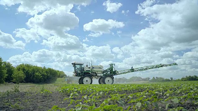 喷灌机，用于农田灌溉。农业喷雾器转换视频素材