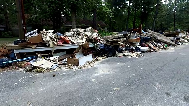 休斯顿房屋外的垃圾和碎片视频素材