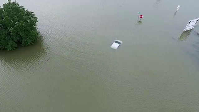德克萨斯州休斯敦市外i45附近被淹的汽车视频素材