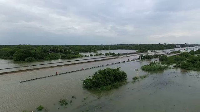 德克萨斯州休斯顿附近，汽车穿过被洪水淹没的i45公路视频素材