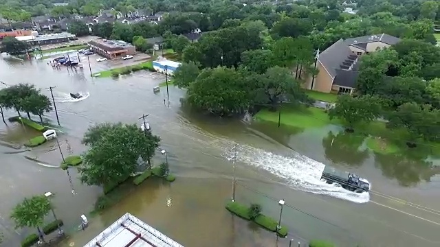 卡车在被水淹没的街道上行驶视频素材