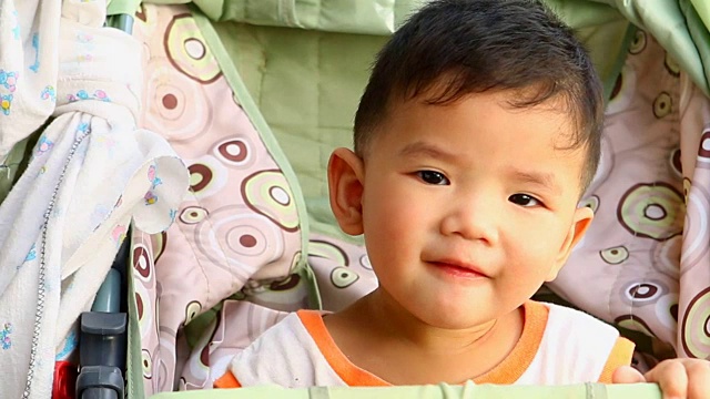 泰国婴儿在婴儿车里玩视频素材