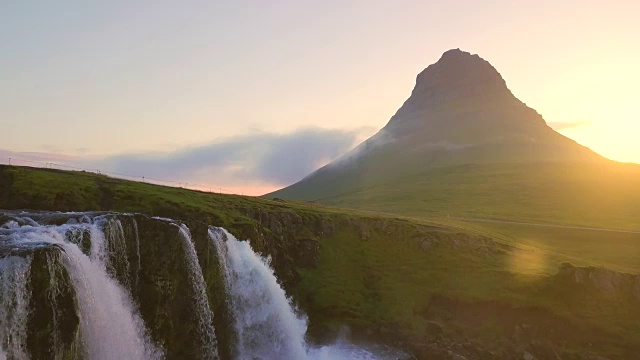 冰岛西部夏季清晨Kirkjufell山的鸟瞰图视频下载