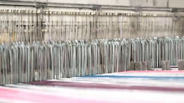 织布机上的彩色线视频素材