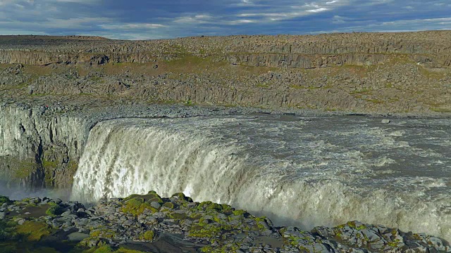 美丽的瀑布在冰岛的夏天，慢镜头视频素材