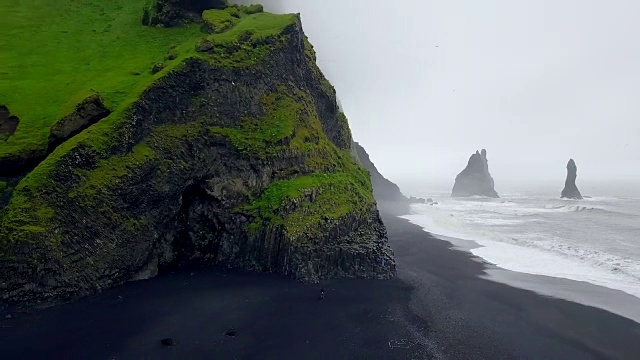 鸟瞰图冰岛早晨Reynisfjara海滩视频素材