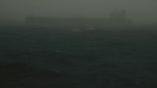一艘货船在波涛汹涌的海面上航行的影子视频素材