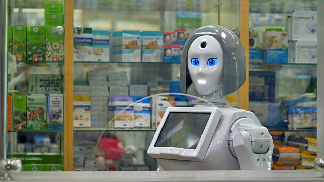 一个白色机器人在一家药店工作。视频素材