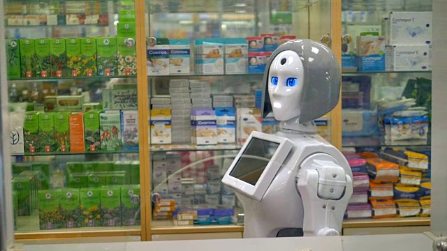 一个白色机器人对一位女顾客做出反应。视频素材