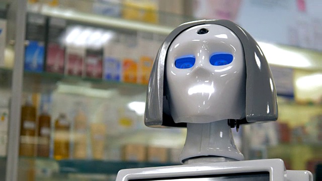 一个白色机器人在药店工作。视频素材