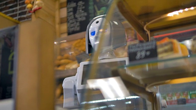 一个在面包店工作的机器人。视频素材