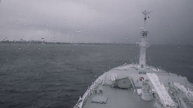 从波涛汹涌的海面上航行的船只的桥上视频素材
