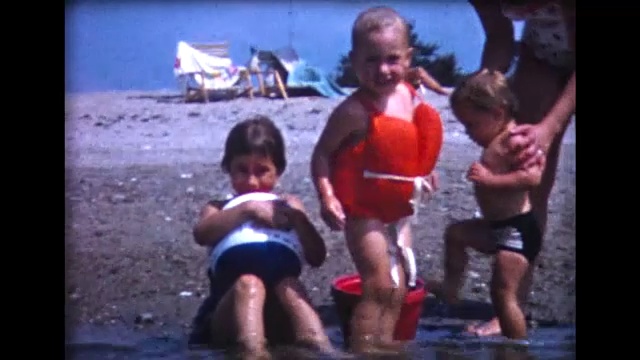 1958年年轻人在海滩上嬉戏视频素材