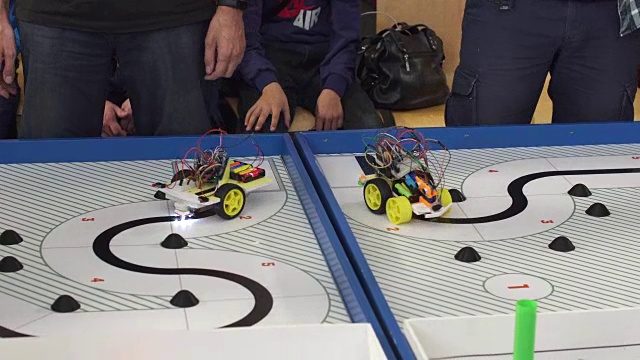 有轮子的机器人是程序员在机器人大赛上设计的。教育孩子的视频下载