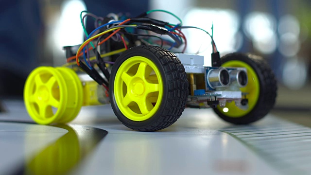 有轮子的机器人是程序员在机器人大赛上设计的。教育孩子的视频素材