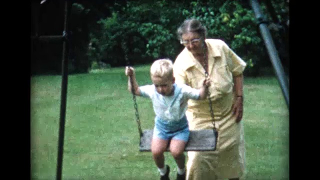 1958年奶奶推着男孩荡秋千视频素材