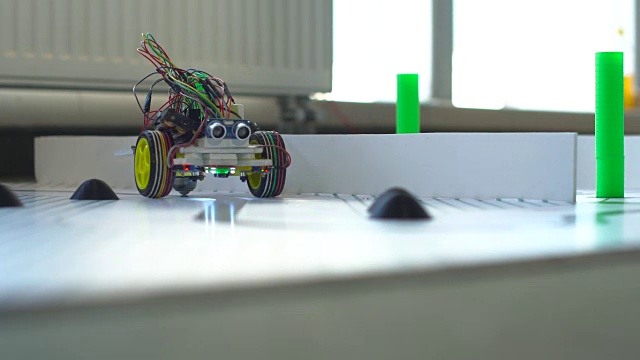 有轮子的机器人是程序员在机器人大赛上设计的。教育孩子的视频素材