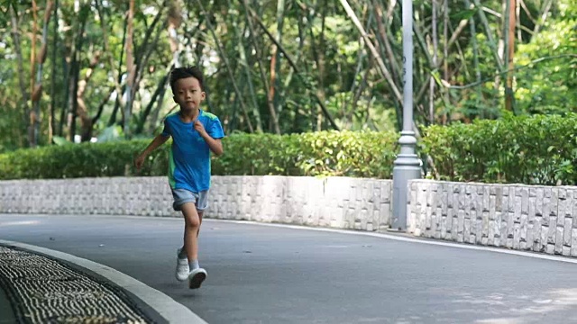 可爱的孩子们在公园里玩耍，高清慢镜头视频素材