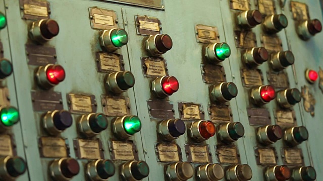 旧的肮脏的控制面板，绿色和红色的按钮在工厂。视频下载