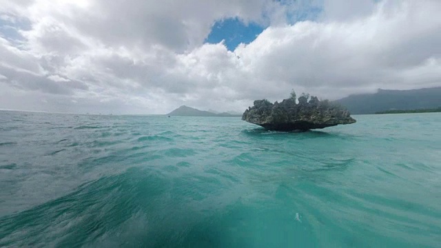 风景与水晶岩石在海洋和遥远的山毛里求斯视频素材