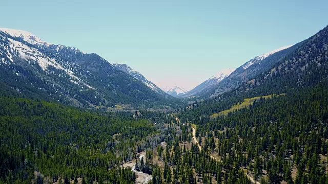 鸟瞰图显示完美的山谷和山脉4K视频素材