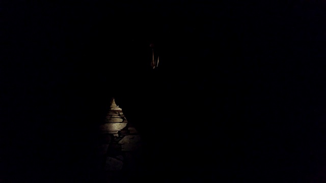 一个剪影女人走在又黑又窄的小巷里，恐怖的场景视频下载