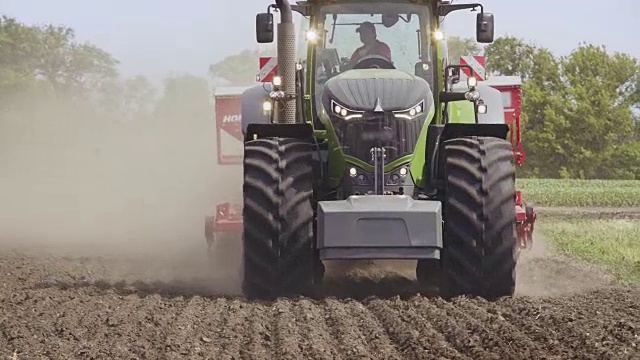 拖拉机。在耕地上行驶的农业拖拉机。农业领域视频素材