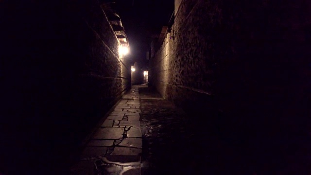 在一个老式的黑暗巷子里散步视频下载