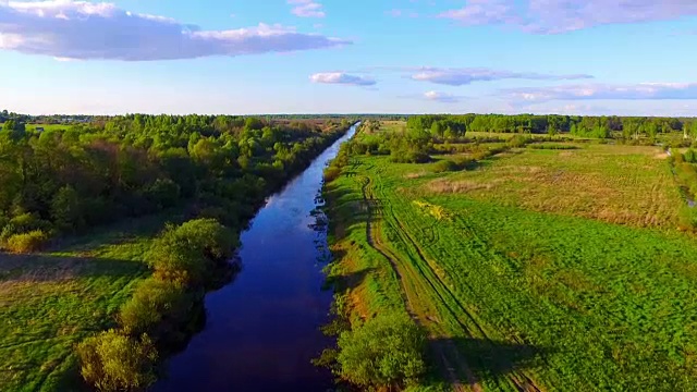 无人机飞过河流和农田视频下载