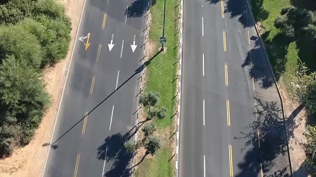 在赎罪日空旷的道路上骑自行车的人。视频下载