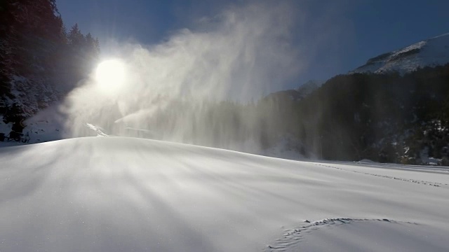 冬季滑雪山上的造雪系统视频素材