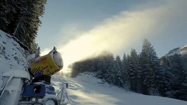 滑雪坡上的初季造雪视频素材