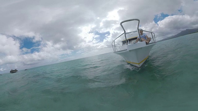 人类在海洋中遨游。在毛里求斯附近的水晶岩石上航行的游艇视频素材