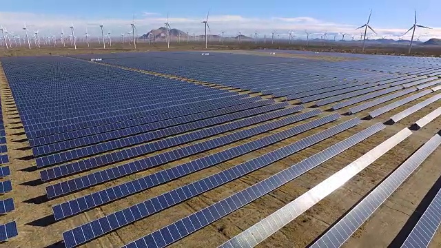 太阳能和风力涡轮机视频素材