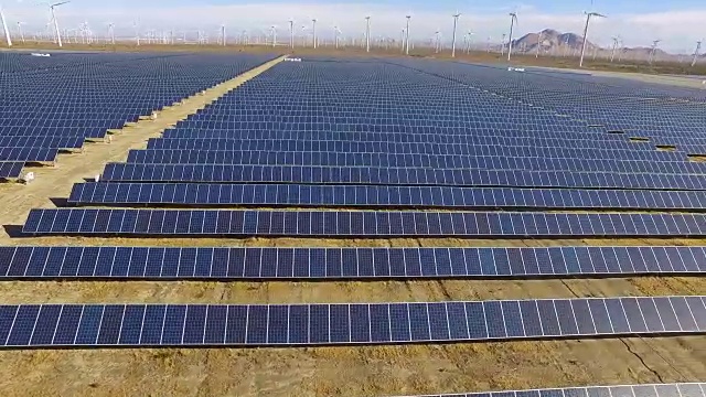 太阳能和风力发电场，可再生能源视频素材