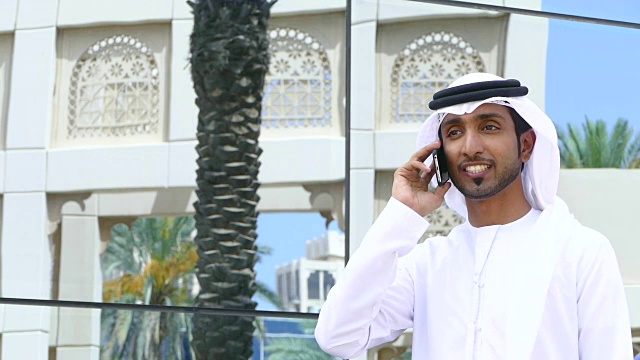 阿联酋商人在户外使用电话视频素材