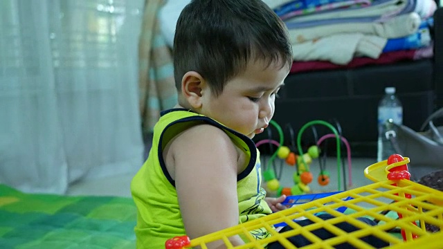亚洲小男孩玩玩具视频素材