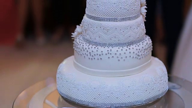 婚礼蛋糕是为相爱的夫妇切和吃准备的视频下载