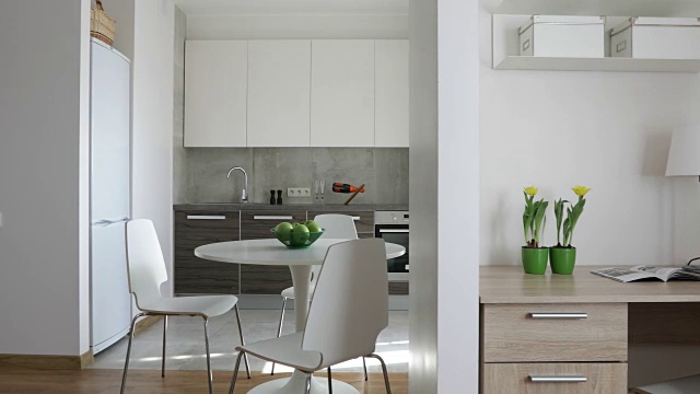 4 k。斯堪的纳维亚风格的现代公寓内部配备厨房和工作场所。运动全景视频素材